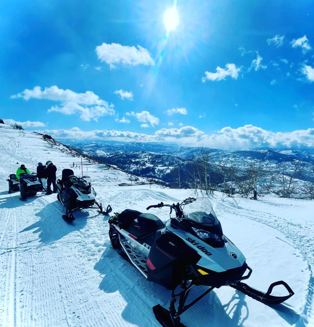 90CD9539-DEE8-40A6-B025-D59872A17CF6-scaled a group of people standing on top of a snow covered mountain