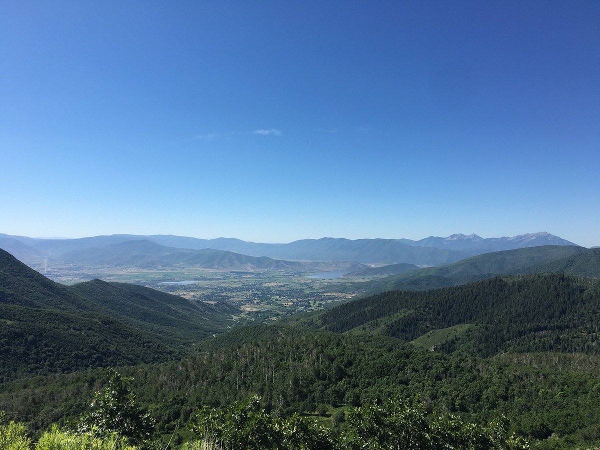 Views of the Wasatch Mountain State Park in Utah with lush greenery.